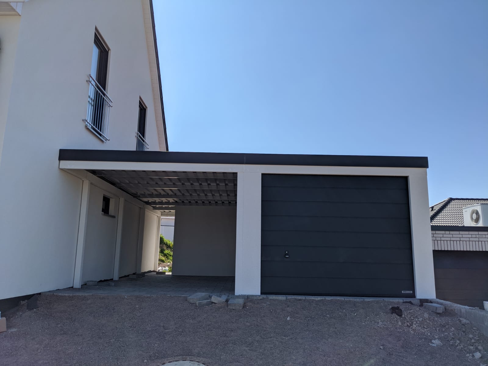 Stahl-Carport im Massiv-Look an Einfamilienhaus