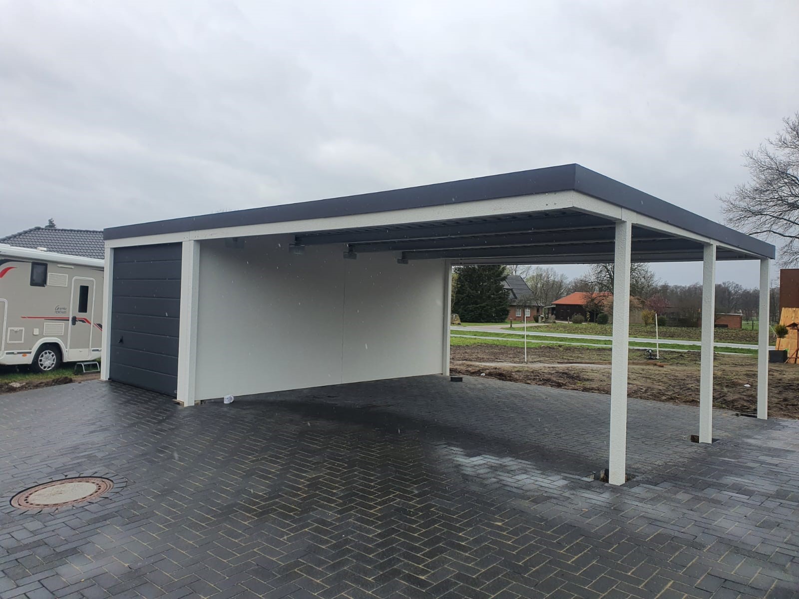 Großer Doppelcarport mit anthrazitfarbener Dachblende