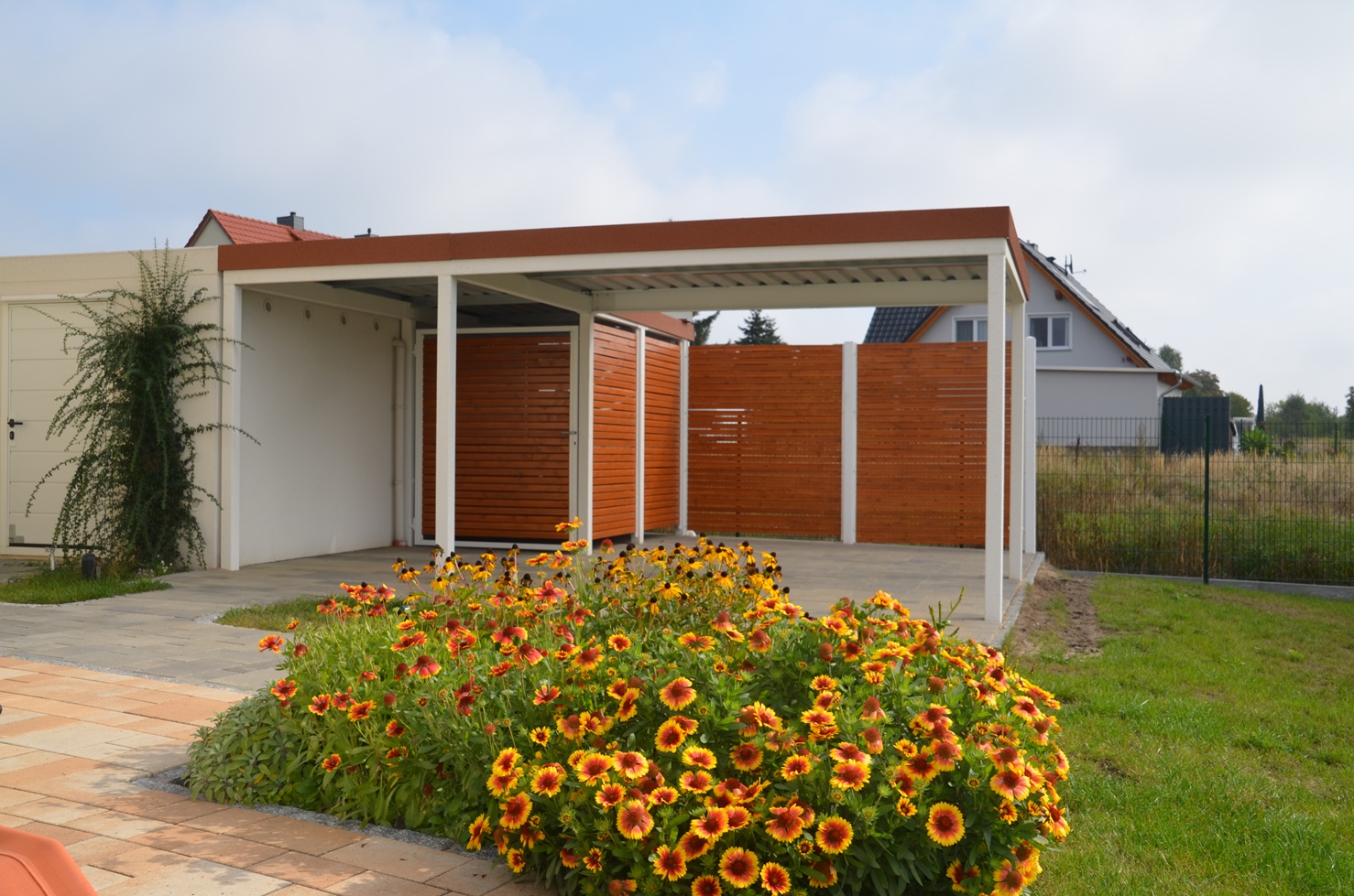 Carport mit Holz-Sichtschutz und Abstellraum