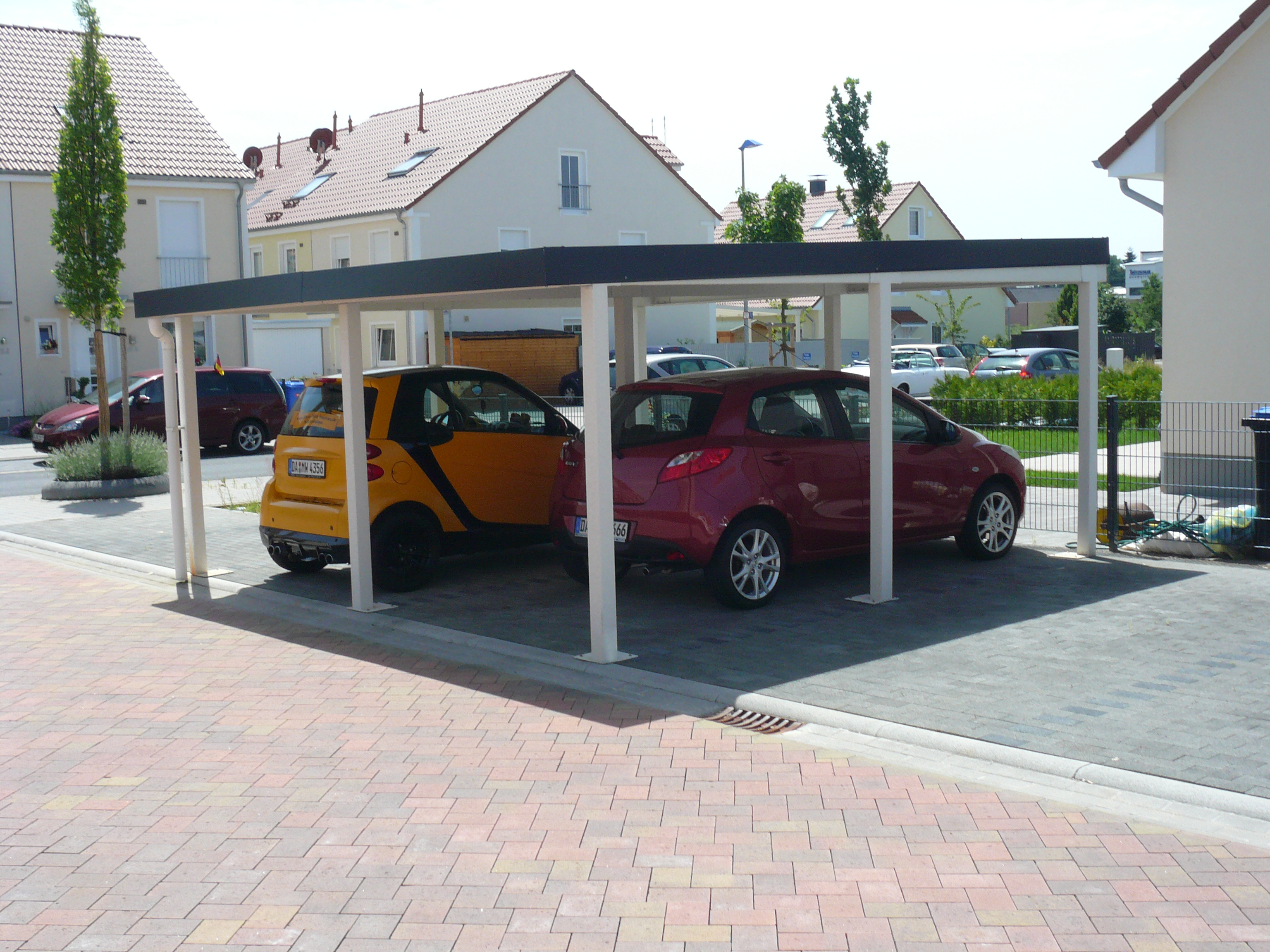 Doppelcarport mit zwei Fahrzeugen