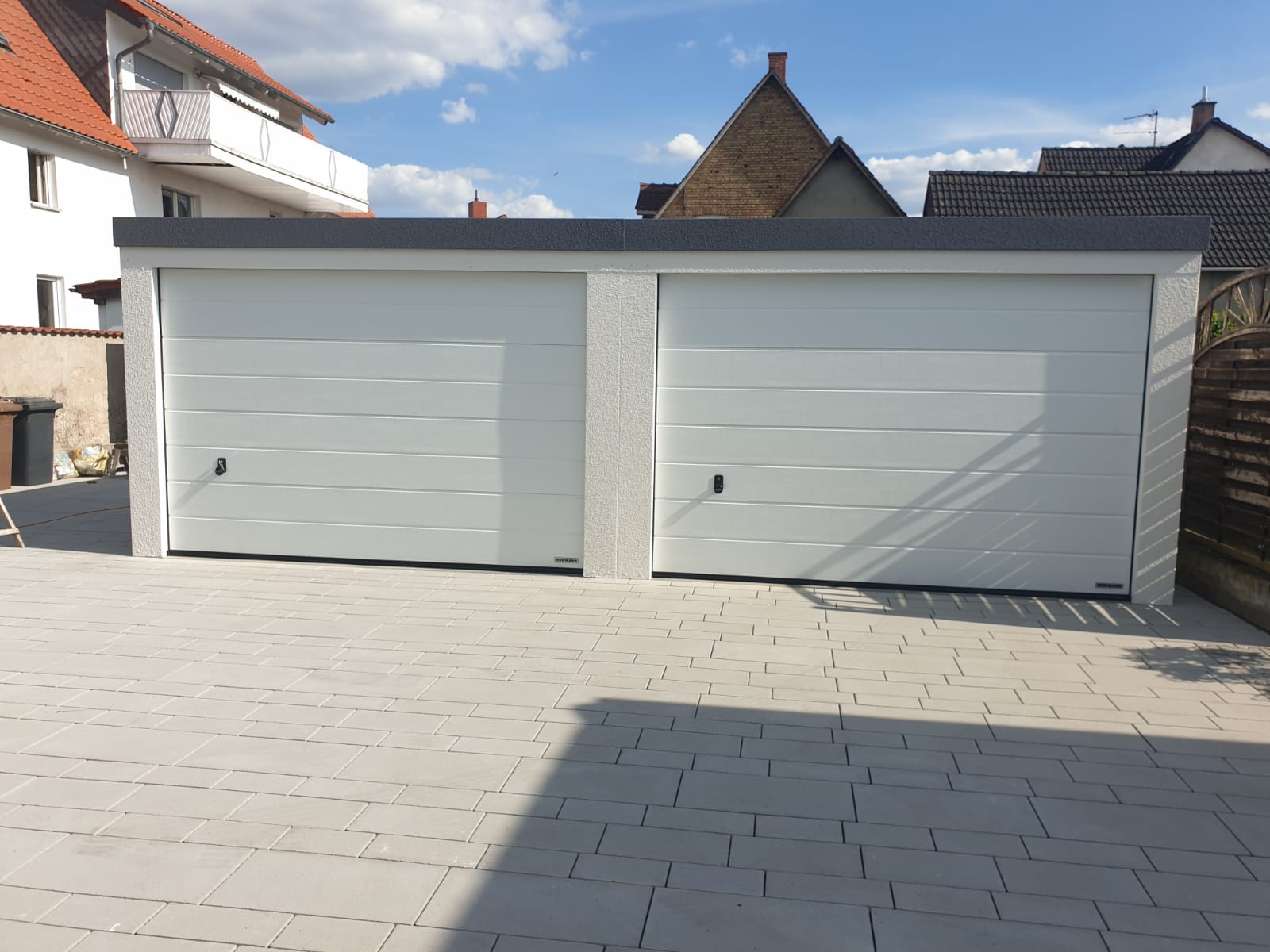 Doppelbox weiß mit zwei Sektionaltoren