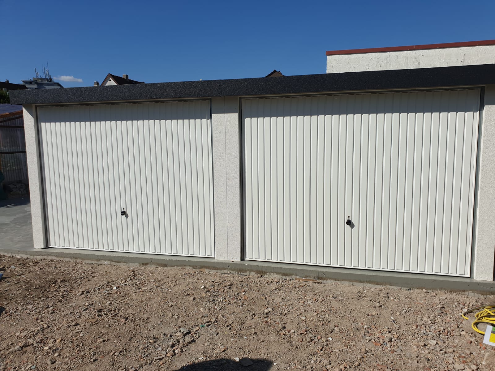 Doppelbox weiß mit Schwingtoren