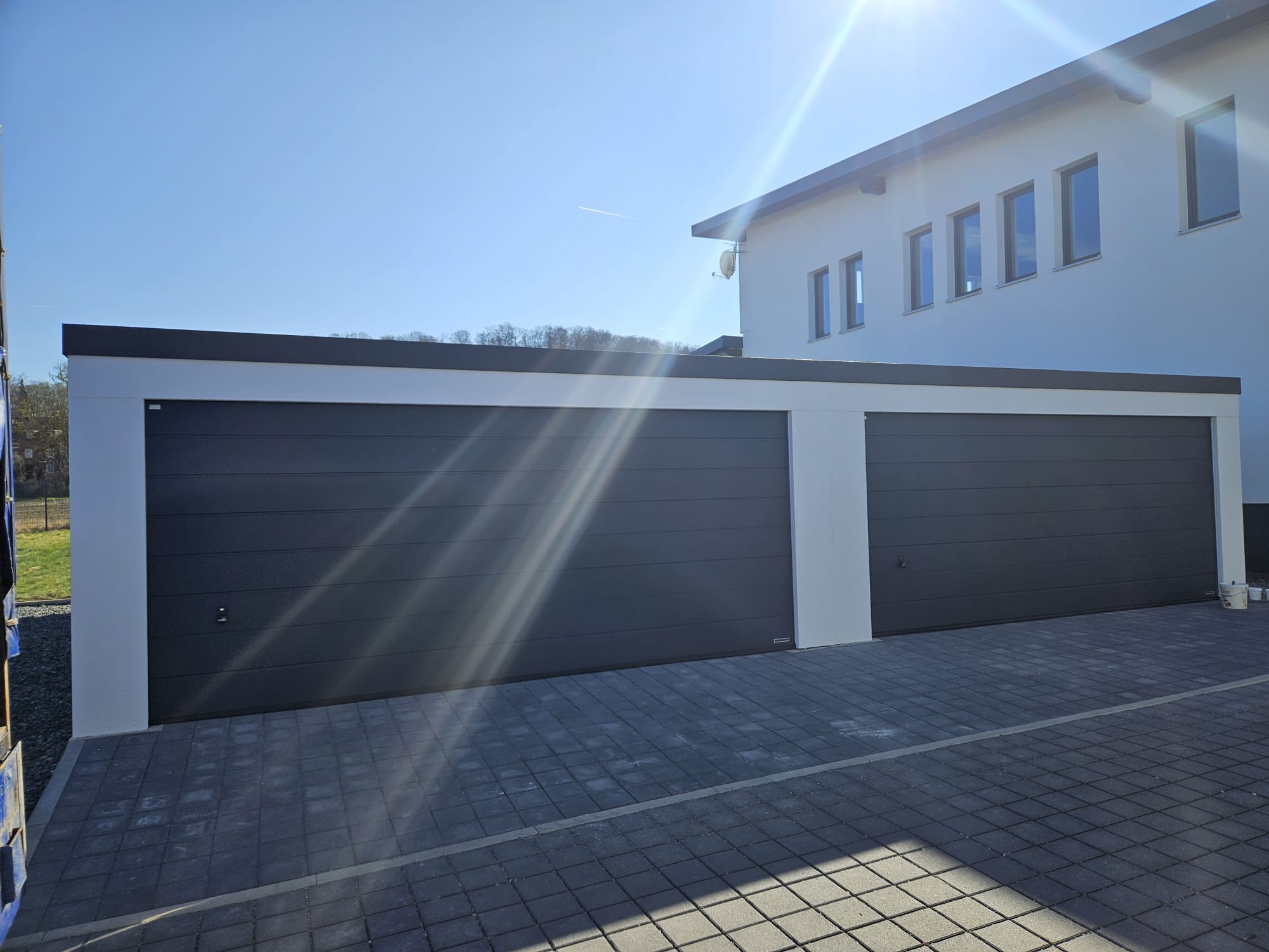 Doppelbox anthrazit mit zwei Sektionaltoren