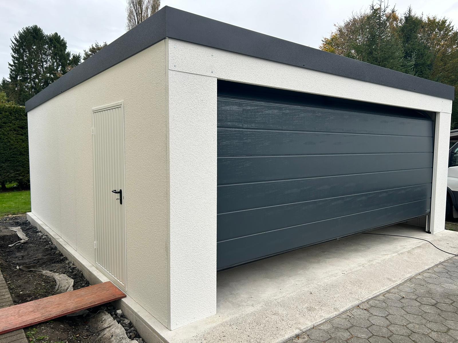 Großraumgarage Glattwand weiß mit seitlicher Eingangstür