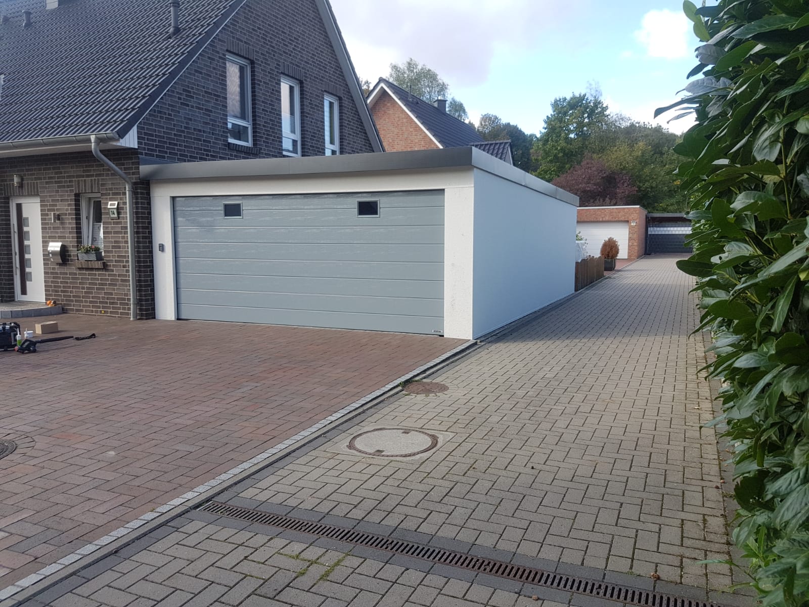 Großraumgarage Glattwand mit THP-Sektionaltor am Einfamilienhaus