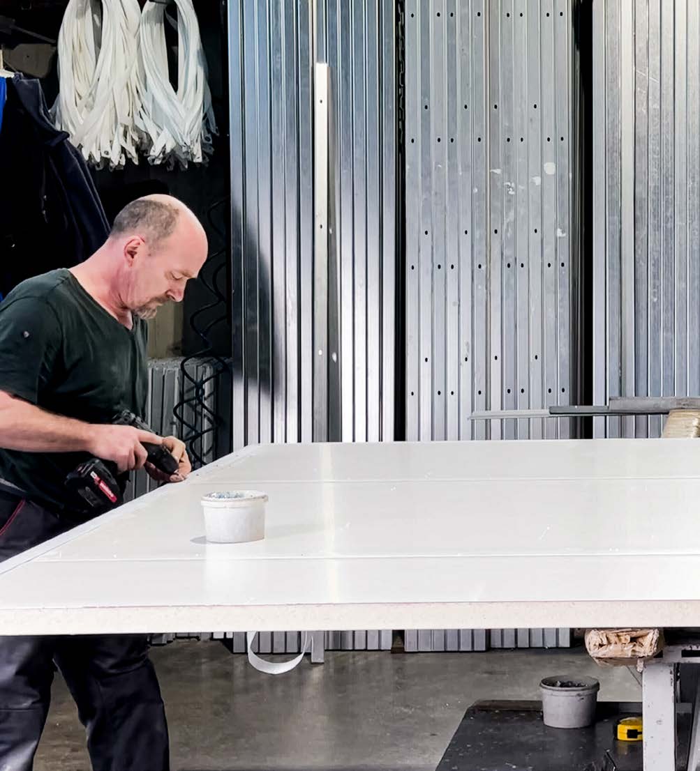 Handarbeit – Verputzung der Stahlwände des URBAN ONE